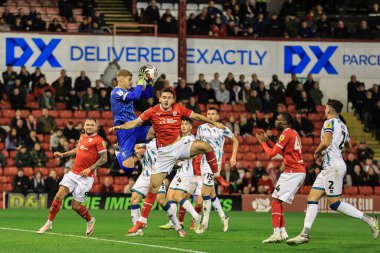 Lincoln City 'den Carl Rushworth, Barnsley' den Liam Kitching # 5 'in Sky Bet 1 maçı sırasında Oakwell, Barnsley, İngiltere' de Lincoln City 'e karşı oynadığı maçta kurtarıyor.