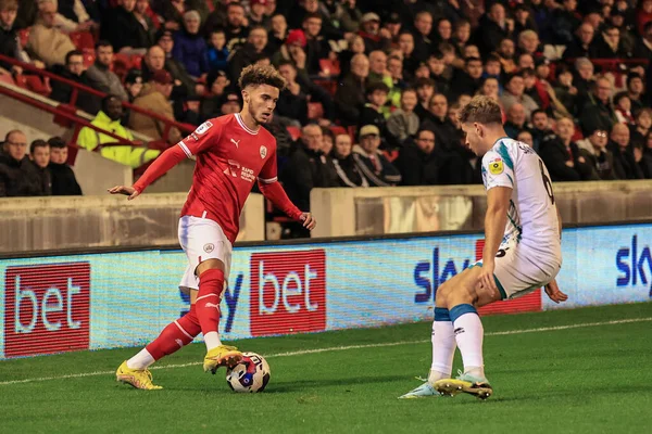 Barnsley 'den Josh Martin # 14, Lincoln City' den Max Sanders 'a karşı Sky Bet 1 maçı sırasında Oakwell, Barnsley, Barnsley, Birleşik Krallık' ta 25 Ekim 202
