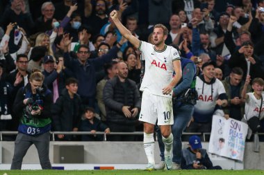 Tottenham Hotspur 'dan Harry Kane 26 Ekim 202' de Tottenham Hotspur Stadyumu 'nda oynanan UEFA Şampiyonlar Ligi maçında 2-1' lik galibiyet golünü kutluyor.