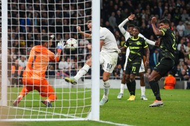 Tottenham Hotspur 'un 10 numaralı oyuncusu Harry Kane, UEFA Şampiyonlar Ligi Tottenham Hotspur - Sporting Lisbon maçında VAR kontrolü yaptıktan sonra 26 Ekim 202' de Tottenham Hotspur Stadyumu 'nda elendi.