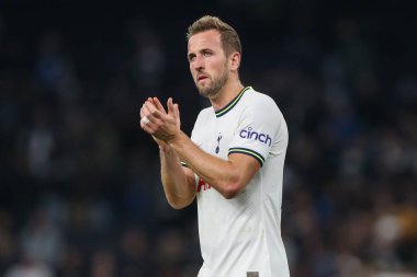 Tottenham Hotspur 'dan Harry Kane, UEFA Şampiyonlar Ligi Tottenham Hotspur - Sporting Lisbon maçında taraftarları alkışlıyor. Tottenham Hotspur Stadyumu, Londra, 26 Ekim 202