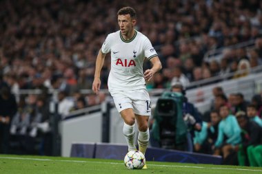 Tottenham Hotspur 'dan İvan Perii 26 Ekim 2022' de Tottenham Hotspur Stadyumu, Londra 'da oynanan UEFA Şampiyonlar Ligi maçında topla bir çıkış yaptı.