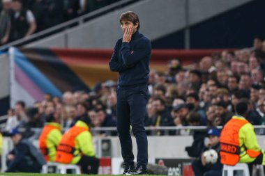 Tottenham Hotspur 'un Antonio Conte teknik direktörü, UEFA Şampiyonlar Ligi Tottenham Hotspur - Sporting Lisbon maçında, 26 Ekim 202' de Tottenham Hotspur Stadyumu, Londra 'da kendi tarafını kolluyor.