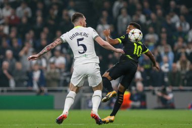 Tottenham Hotspur 'dan Pierre-Emile Hjbjerg # 5 ve Marcus Edwards # 10 UEFA Şampiyonlar Ligi maçı Tottenham Hotspur - Sporting Lisbon Tottenham Hotspur Stadyumu, Londra, İngiltere