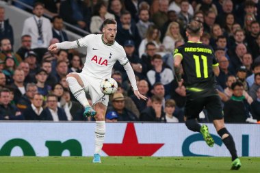 Tottenham Hotspur 'dan Matt Doherty 26 Ekim 202' de Tottenham Hotspur, Londra 'daki Tottenham Hotspur Stadyumu' nda oynanan UEFA Şampiyonlar Ligi maçında topu kontrol ediyor.