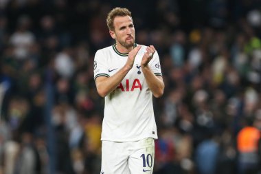 Tottenham Hotspur 'dan Harry Kane, UEFA Şampiyonlar Ligi Tottenham Hotspur - Sporting Lisbon maçında taraftarları alkışlıyor. Tottenham Hotspur Stadyumu, Londra, 26 Ekim 202