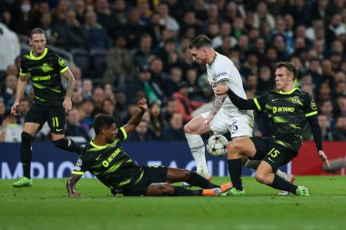 Tottenham Hotspur 'dan Pierre-Emile Hjbjerg # 5 UEFA Şampiyonlar Ligi maçı Tottenham Hotspur - Sporting Lisbon maçında Manuel Ugarte # 15 ile mücadele ediyor.