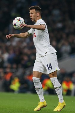 Tottenham Hotspur 'dan İvan Perii 26 Ekim 2022' de Tottenham Hotspur, Londra 'daki Tottenham Hotspur Stadyumu' nda oynanan Tottenham Hotspur maçında topu kontrol ediyor.