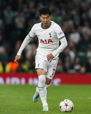 Tottenham Hotspur 'dan Son Heung-Min 26 Ekim 202' de Tottenham Hotspur Stadyumu 'nda UEFA Şampiyonlar Ligi Tottenham Hotspur' un Lizbon 'a karşı oynadığı maçta topa vuruyor.