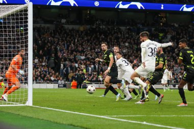 Tottenham Hotspur 'dan Eric Dier 26 Ekim 202' de Tottenham Hotspur, Londra 'daki Tottenham Hotspur Stadyumu' nda oynanan Tottenham Hotspur - Sporting Lisbon maçında topu geniş bir alana taşıdı.