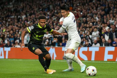 Tottenham Hotspur 'dan Son Heung-Min # 7 ve Marcus Edwards # 10 UEFA Şampiyonlar Ligi Tottenham Hotspur - Sporting Lisbon maçında top için mücadele ediyorlar Tottenham Hotspur - Sporting Lisbon, Londra, 26 Ekim 202