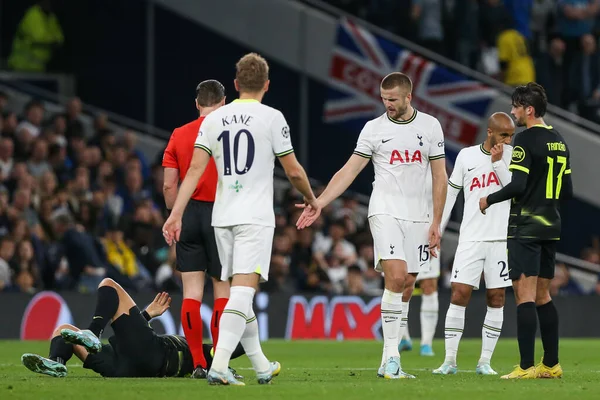 Eric Dier Tottenham Hotspur Reagerar Sporting Lissabon Spelare Faller Till — Stockfoto