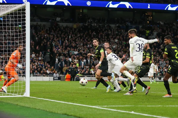 Eric Dier Tottenham Hotspur Prowadzi Piłkę Tylko Szeroko Podczas Meczu — Zdjęcie stockowe