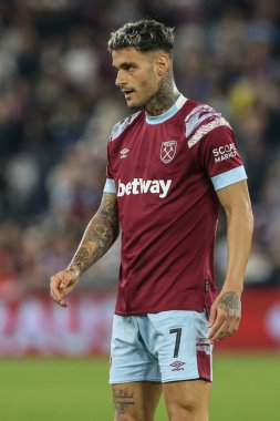 UEFA Avrupa Konferansı Ligi maçında West Ham United ile Londra Stadyumu 'nda oynanan 7 numaralı Gianluca Scamacca maçı, 27 Ekim 202