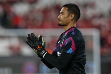 West Ham United 'ın 13 numaralı Alphonse Areola, 27 Ekim 202' de Londra Stadyumu 'nda oynanan UEFA Avrupa Konferans Ligi karşılaşmasından önce taraftarları alkışlıyor.
