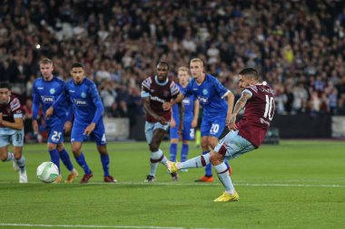 West Ham United 'dan Manuel Lanzini 27 Ekim 202' de Londra Stadyumu 'nda oynanan UEFA Avrupa Konferans Ligi karşılaşmasında 1-0 öne geçti.