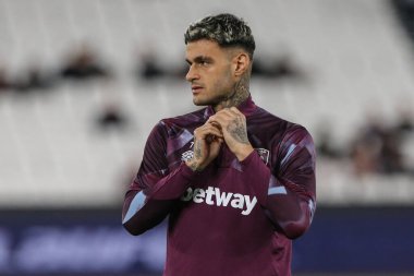 West Ham United 'ın 7 numaralı oyuncusu Gianluca Scamacca, UEFA Avrupa Konferans Ligi karşılaşması öncesinde 27 Ekim 202' de Londra 'daki Londra Stadyumu' nda oynanan West Ham United-Silkeborg maçında ısındı.