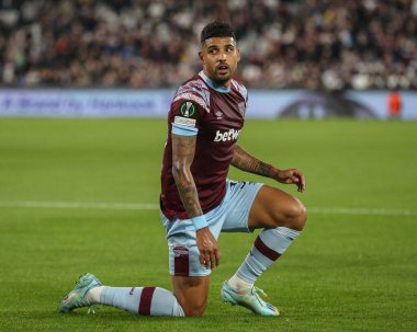 UEFA Avrupa Konferans Ligi maçı sırasında West Ham United ile Londra Stadyumu 'nda oynanan West Ham United maçı sırasında West Ham United # 33 numaralı Emerson Palmieri, 27 Ekim 202