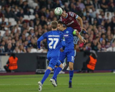 West Ham United 'ın 27 numaralı oyuncusu Nayef Aguerd UEFA Avrupa Konferans Ligi karşılaşması sırasında Nicklas Helenius # 11 numara ile Londra, İngiltere' deki Londra Stadyumu 'nda oynanan West Ham United - Silkeborg maçında yüksek topu kazandı.