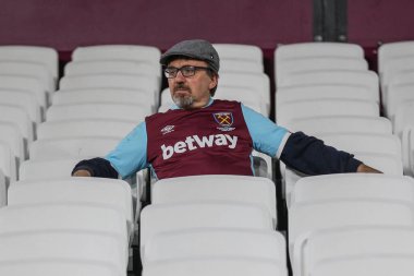 UEFA Avrupa Konferans Ligi karşılaşması sırasında Londra 'daki Londra Stadyumu' nda West Ham United ve Silkeborg maçının ilk taraftarlarından biri yerini aldı.