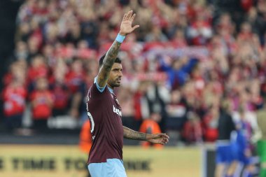 West Ham United takımından 33 numaralı Emerson Palmieri, UEFA Avrupa Konferans Ligi maçında taraftarları Londra Stadyumu 'nda 27 Ekim 202' de West Ham United ve Silkeborg maçında alkışlıyor.