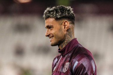 West Ham United 'ın 7 numaralı oyuncusu Gianluca Scamacca, UEFA Avrupa Konferans Ligi karşılaşması öncesinde 27 Ekim 202' de Londra 'daki Londra Stadyumu' nda oynanan West Ham United-Silkeborg maçında ısındı.