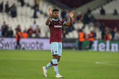 West Ham United 'dan Ben Johnson, UEFA Avrupa Konferans Ligi maçında taraftarları Londra Stadyumu' nda 27 Ekim 202 'de West Ham United ve Silkeborg maçında alkışlıyor.