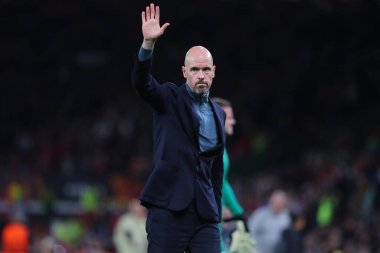 Erik Ten Hag, UEFA Avrupa Ligi 'nin 27 Ekim 202 tarihinde Old Trafford, Manchester, İngiltere' de oynanan Manchester United-Şerif Tiraspol maçı sonrasında taraftarları alkışlıyor.