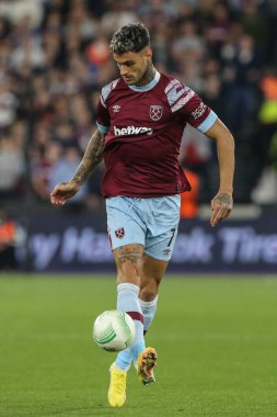 UEFA Avrupa Konferansı Ligi maçında West Ham United ile Londra Stadyumu 'nda oynanan 7 numaralı Gianluca Scamacca maçı, 27 Ekim 202