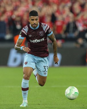 UEFA Avrupa Konferans Ligi maçı sırasında West Ham United ile Londra Stadyumu 'nda oynanan West Ham United maçı sırasında West Ham United # 33 numaralı Emerson Palmieri, 27 Ekim 202
