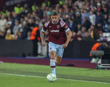West Ham United 'ın 7 numaralı oyuncusu Gianluca Scamacca topu UEFA Avrupa Konferans Ligi maçı sırasında Londra Stadyumu' nda West Ham United 'a karşı Silkeborg, 27 Ekim 202