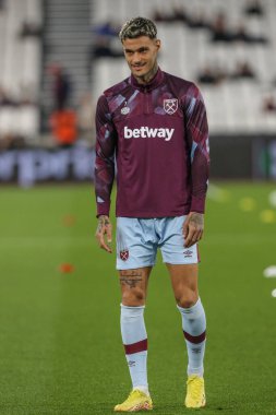 West Ham United 'ın 7 numaralı oyuncusu Gianluca Scamacca, UEFA Avrupa Konferans Ligi karşılaşması öncesinde 27 Ekim 202' de Londra 'daki Londra Stadyumu' nda oynanan West Ham United-Silkeborg maçında ısındı.