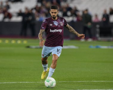 UEFA Avrupa Konferans Ligi karşılaşması öncesinde West Ham United, Londra Stadyumu 'nda 27 Ekim 202' de Silkeborg 'a karşı oynanan maç öncesi ısınma maçında West Ham United' tan Manuel Lanzini # 10 numara