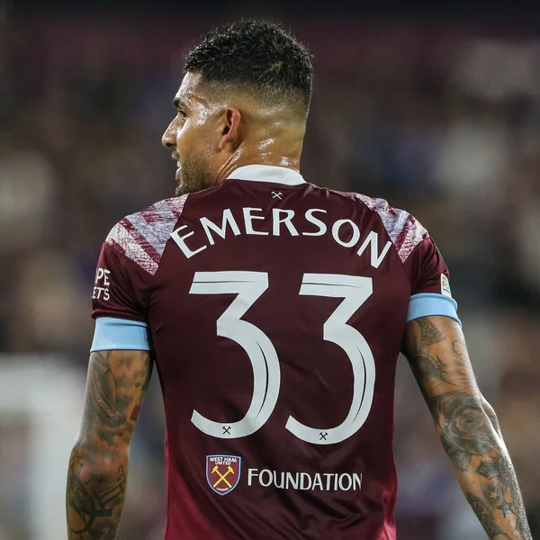 UEFA Avrupa Konferans Ligi maçı sırasında West Ham United - Londra Stadyumu, Londra, İngiltere 27 Ekim 2022 tarihinde Emerson Palmieri # 33 numaralı West Ham Uniteds tişörtünün arkası.