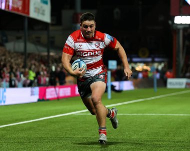Gloucester Rugby 'den Santiago Socino, 28 Ekim 202' de İngiltere 'nin Kingsholm Stadyumu' nda oynanan Gallagher Premiership karşılaşmasında Exeter Chiefs 'e karşı savunma hattını deniyor.
