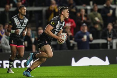 Yeni Zelandalı Joseph Manu, Rugby Ligi Dünya Kupası 2021 Grubu C Grubu karşılaşmasında, 28 Ekim 202 tarihinde Headingley Stadyumu, Leeds, İngiltere 'de Yeni Zelanda' ya karşı top sürüyor.