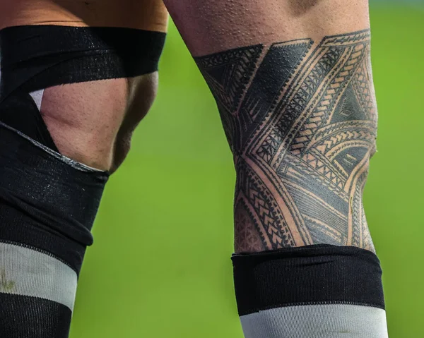 ラグビーリーグワールドカップ2021中のニュージーランドのネルソン アソファー ソロモナのマオリの足の入れ墨グループCは ニュージーランド対アイルランドと一致しますヘディングレイ スタジアム リーズ イギリス 10月202 — ストック写真
