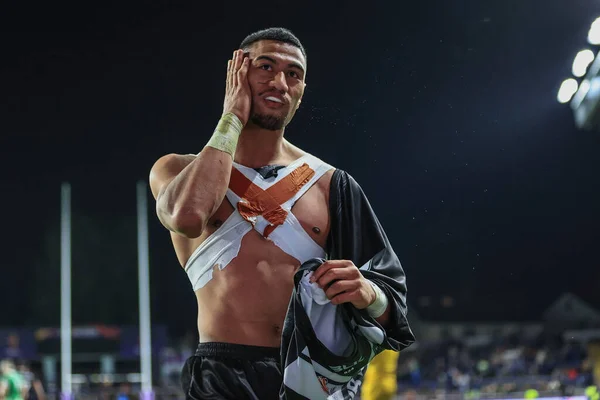 Ronaldo Mulitalo Nowej Zelandii Wskazuje Fana Przed Oddaniem Koszuli Podczas — Zdjęcie stockowe