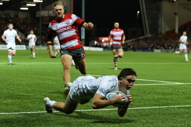 Exeter Chiefs 'ten Dan John, Gloucester Rugby Premiership maçında Gloucester' dan Chris Harris 'in baskısı altında Kingsholm Stadyumu' nda, Gloucester, Birleşik Krallık 'ta 28 Ekim' de oynanan Rugby vs Exeter Chiefs maçında gol bölgesinde bir top yakaladı.