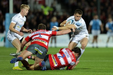 Exeter Chiefs 'ten Harvey Skinner, Gloucester Premiership maçında Gloucester' dan Santiago Socino ve Harry Elrington tarafından Kingsholm Stadyumu, Gloucester, Birleşik Krallık 'ta oynanan Rugby vs Exeter Chiefs maçında yenildi.