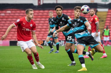 Forest Green Rovers 'dan Harry Boyes 29 Ekim 202' de Oakwell, Barnsley 'de oynanan Sky Bet 1 karşılaşmasında topu temizliyor.
