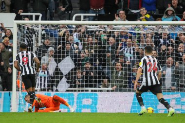 Newcastle 'dan Callum Wilson # 9 Premier Lig maçı sırasında penaltı noktasında 1-0 yenildi. Newcastle United, Aston Villa' ya karşı St. James 's Park, Newcastle, İngiltere, 29 Ekim 202