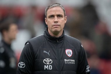 Barnsley baş antrenörü Michael Duff, maç öncesi ısınma maçı öncesinde Oakwell, Barnsley, Barnsley Green Rovers 'a karşı 29 Ekim 202