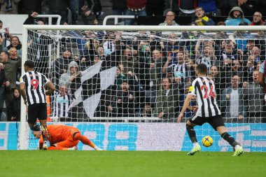 Newcastle 'dan Callum Wilson # 9 Premier Lig maçı sırasında penaltı noktasında 1-0 yenildi. Newcastle United, Aston Villa' ya karşı St. James 's Park, Newcastle, İngiltere, 29 Ekim 202