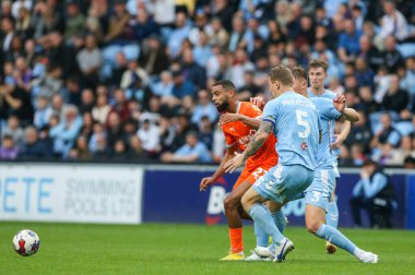 Blackpool 'dan CJ Hamilton # 22, Coventry Building Society Arena, Coventry, Birleşik Krallık' ta Coventry City ile Blackpool arasındaki Sky Bet Şampiyonası maçında baskı altında pas veriyor.