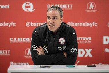 Barnsley teknik direktörü Michael Duff, Sky Bet Ligi 1 maçından sonra basın mensuplarına verdiği demeçte Oakwell, Barnsley, Birleşik Krallık 'ta Barnsley vs Green Rovers maçında, 29 Ekim 202