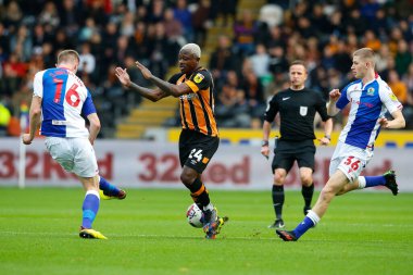 Hull City 'den Jean Michal Seri # 24, Blackburn Rovers' dan Scott Wharton # 16 ve Blackburn Rovers 'dan Adam Wharton # 36 Sky Bet Şampiyonası maçında Hull City - Blackburn Rovers MKM Stadyumu, Hull, Birleşik Krallık, 29 Ekim 2022