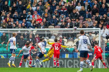 Preston North End 'den 14 numaralı Jordan Storey, 29 Ekim 202' de İngiltere 'nin Deepdale kentinde oynanan Sky Bet Şampiyonası maçında 2-1 öne geçiyor.