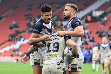 İngiltere 'den Andy Ackers, İngiltere' nin Bramall Lane, Sheffield, İngiltere 'ye karşı 29 Ekim 202' de oynanan Rugby Ligi Dünya Kupası 2021 karşılaşmasında İngiltere 'den Kai Pearce-Paul ve İngiltere' den Mike McMeeken ile denemesini kutluyor.