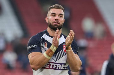 İngiltere 'den Mike McMeeken, Rugby Ligi Dünya Kupası 2021 karşılaşmasında taraftarları alkışlıyor. İngiltere - Yunanistan Bramall Lane, Sheffield, İngiltere, 29 Ekim 202